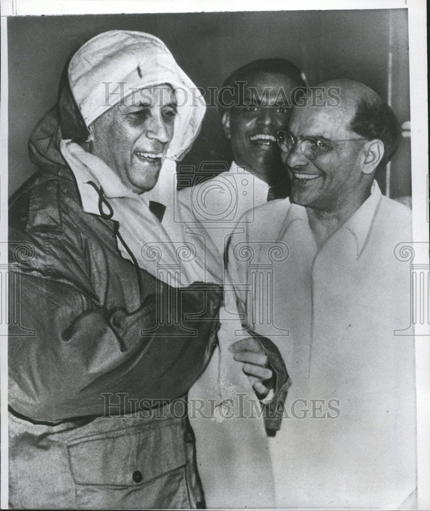 1953 Press Photo Jawaharlal Nehru Indian premier snow coat exhibition New Delhi - Historic Images