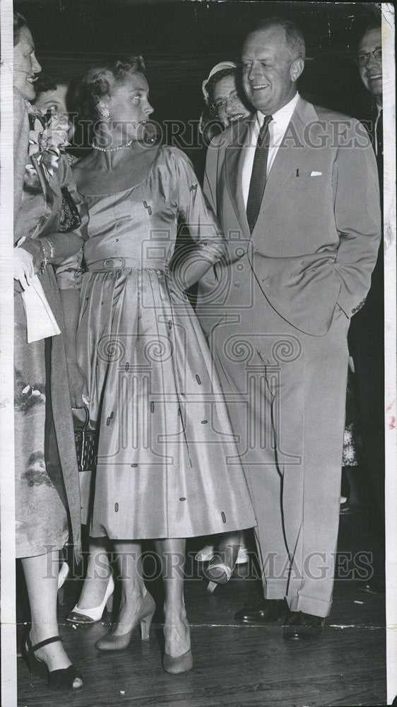 1954 Press Photo Mr Mrs Henry Van Schaack Jr Chat reception event attend - Historic Images