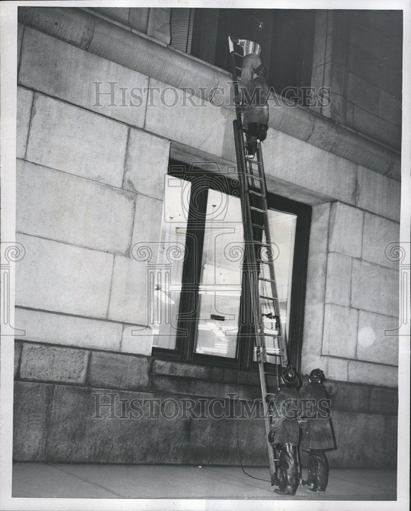 1957 Press Photo Man Hall ledge firemen ledge floor Chicago Refuge Office Fire - Historic Images