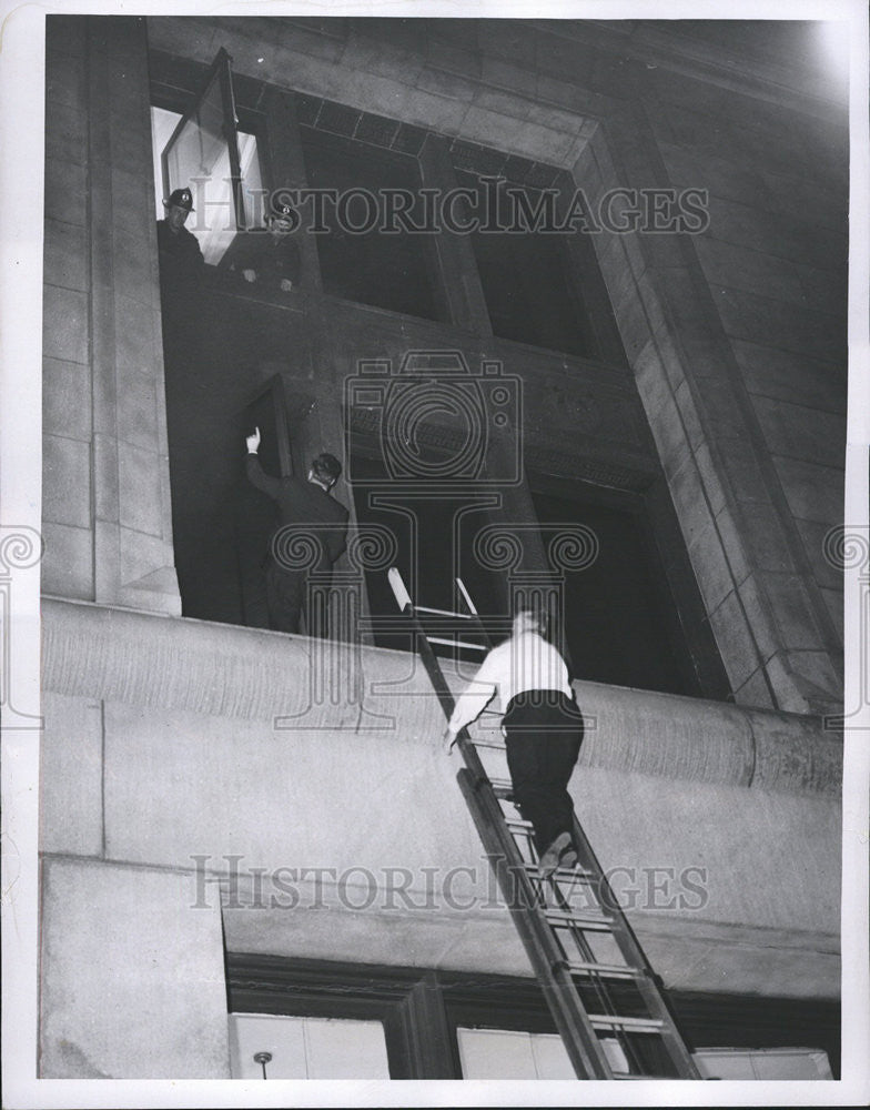 1957 Press Photo Chicago City Hall fireman Council Chamber Employes Victims Yell - Historic Images
