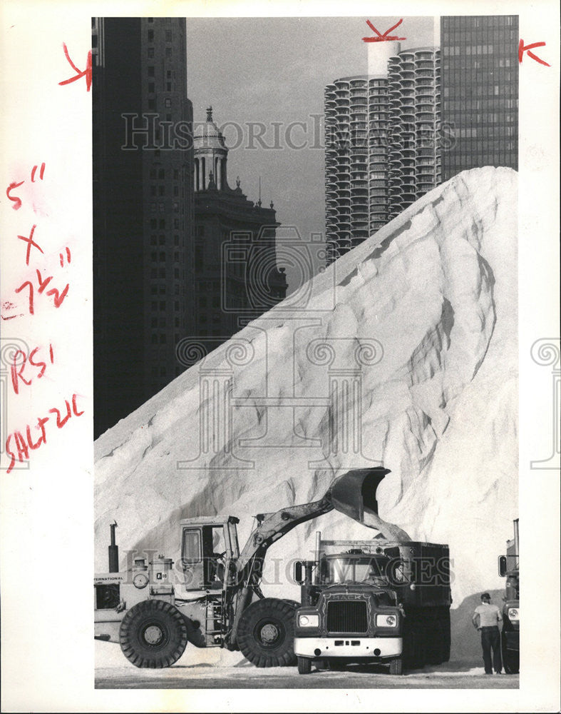 1984 Press Photo Sanitation Department Provide Remainder  Attack Mountain Salt - Historic Images