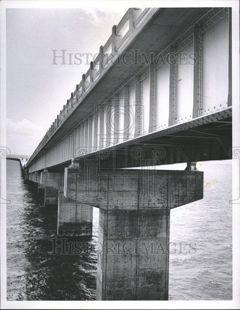 Press Photo Bridge Construct Water Iron Rod Cement - Historic Images