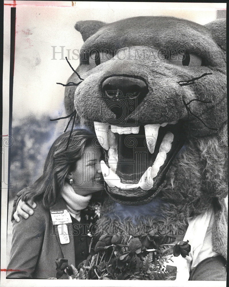 1977 Press Photo Northwestern Queen Joyce Gab Junior Stickney Warm Fuzzy Hug - Historic Images