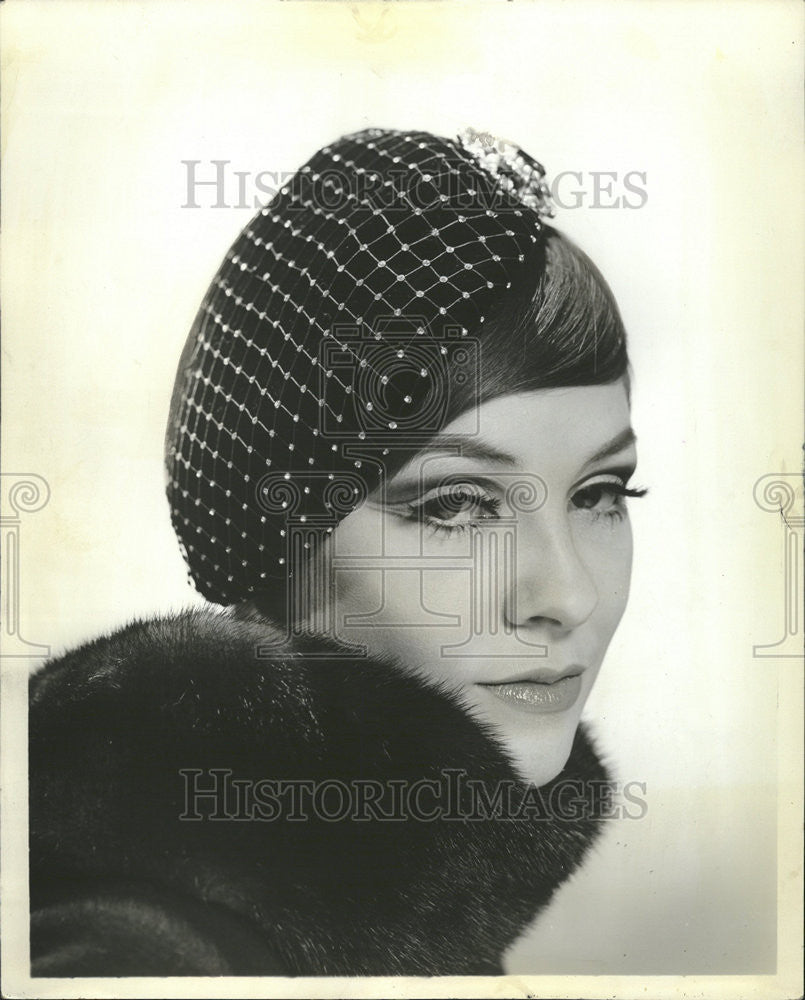 1962 Press Photo Velvet Marienbad Beret Adolfo Rhinestone Accent Large Jewel Pin - Historic Images