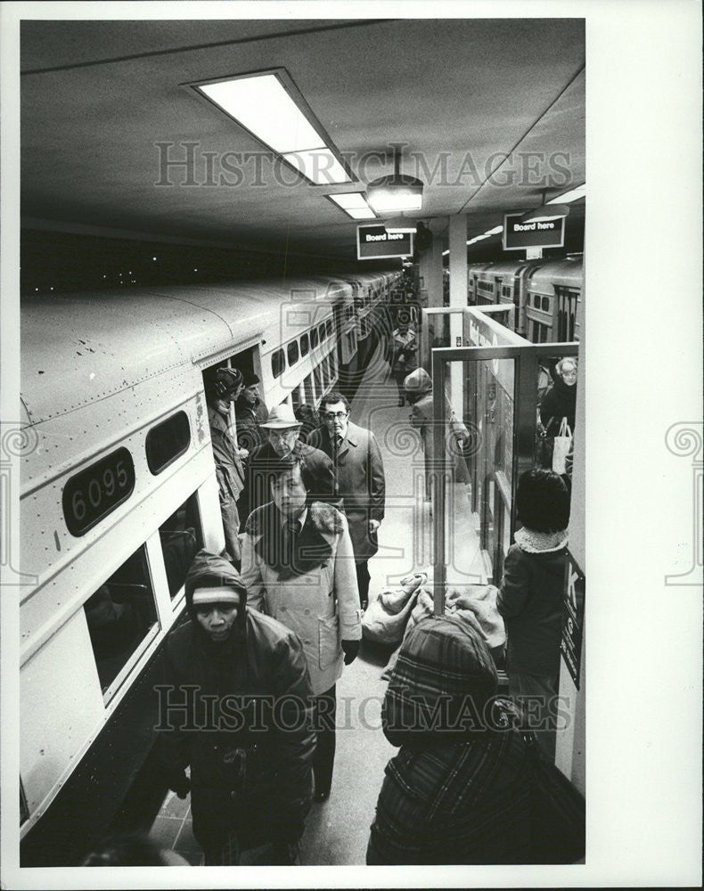 1979 Press Photo Lucky Commuters Caught Trains Disimbard Kimball Lawrence - Historic Images