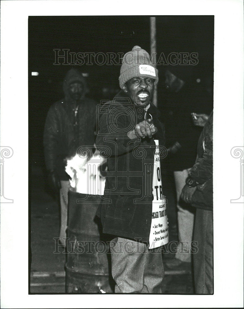 1979 Press Photo Worker Shout Demand Pick Gate Vincennes Station - Historic Images