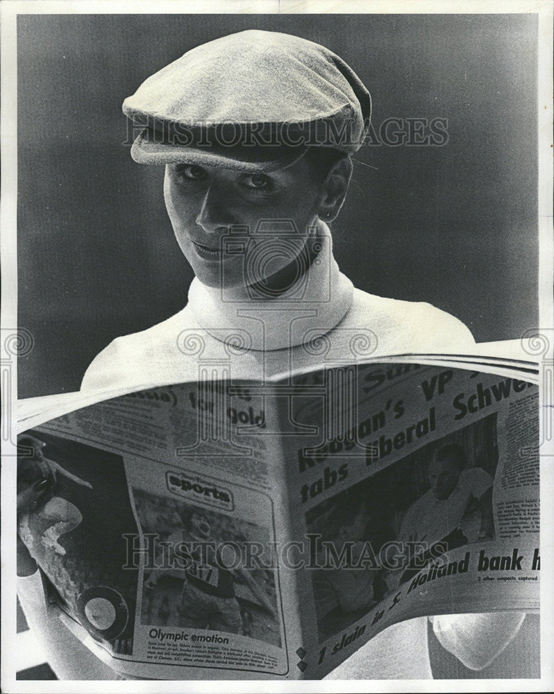 1976 Press Photo Women Swip Men Hat Derby Gives British Flavor Tailor Outfits - Historic Images