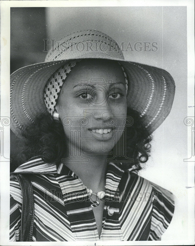 1976 Press Photo Pamela Smith Wearing Straw Hats Diane Winters apt airy style - Historic Images