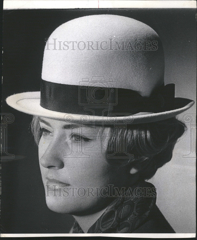 1967 Press Photo Honest Goodness Bowler Tip Kettle Edge Brim Hat London Swim - Historic Images