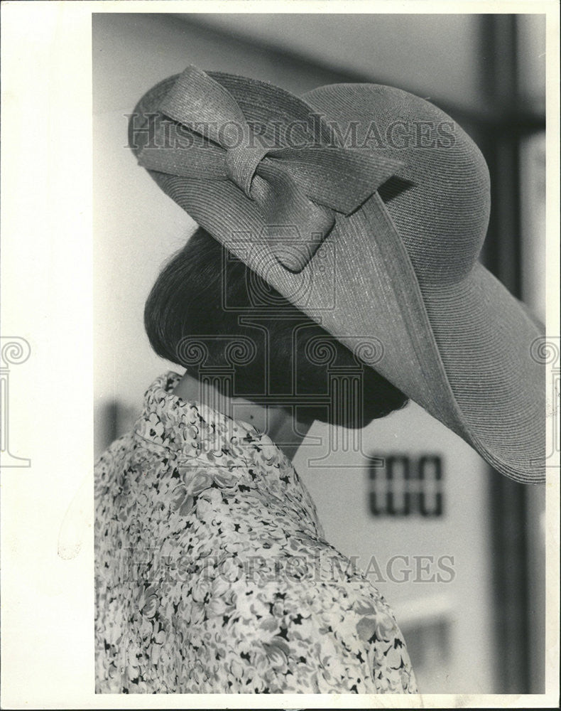 1985 Press Photo Woman Hat Frank Olive Watteau variety straws Nelman Marcus Joan - Historic Images