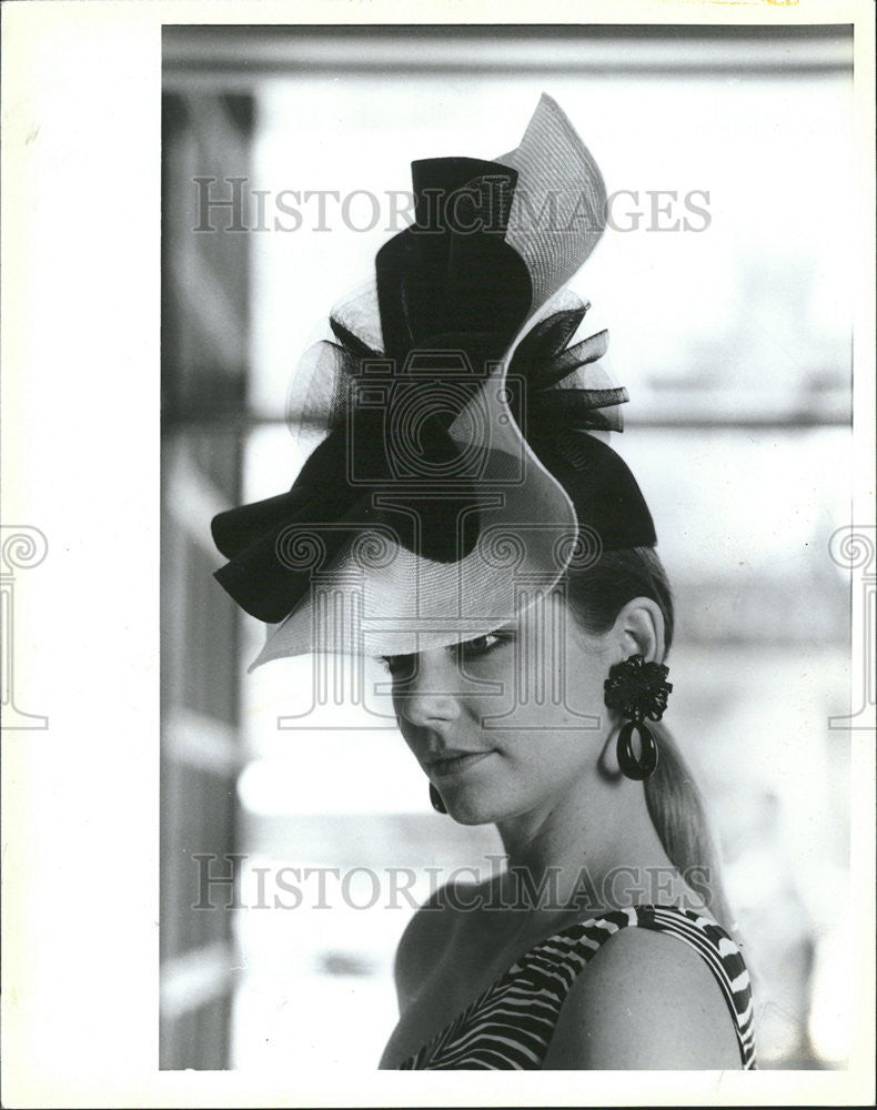 1988 Press Photo Eric Javit Ruffle Swirl Hat Black White Parasol Straw Horsehair - Historic Images