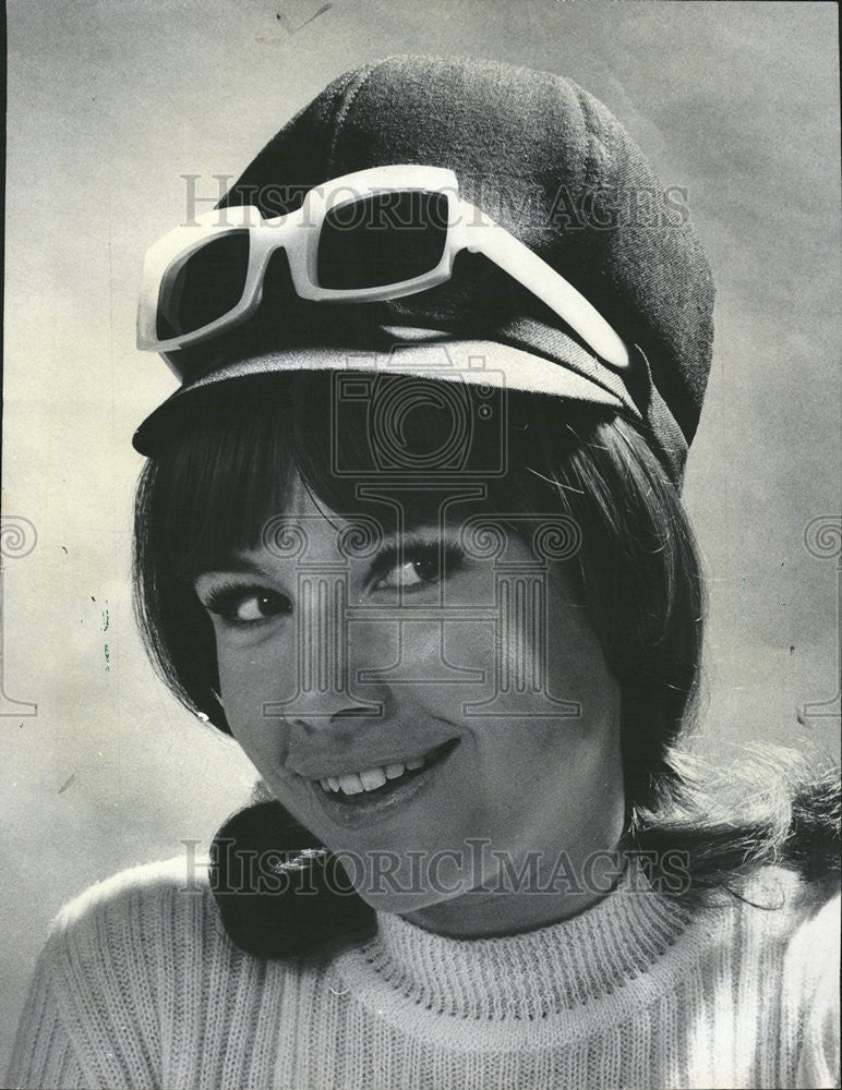 1967 Press Photo Sunglasses elastic band sporty black linen cap small visor - Historic Images