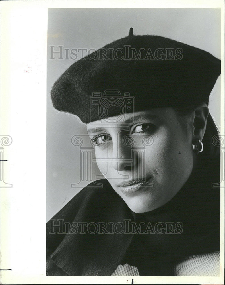 1985 Press Photo Chic Chapeau wool beret winter Muffler Liberty London Water - Historic Images