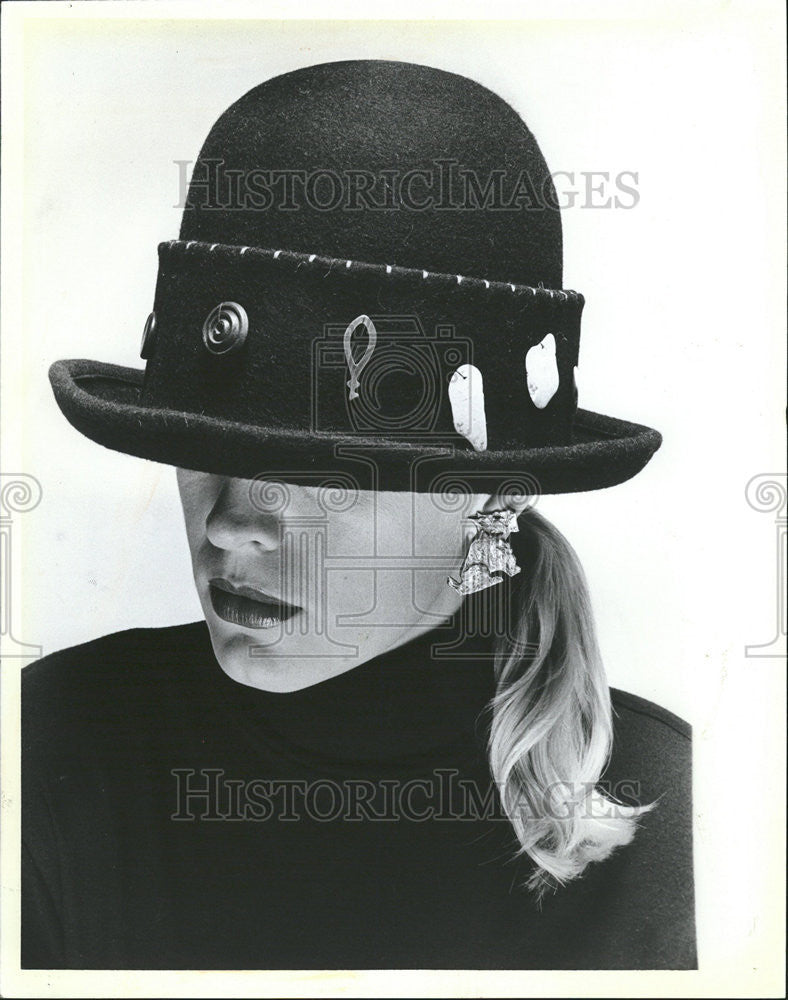 1986 Press Photo Fred Bare Black Felt Hat Women Fashion - Historic Images