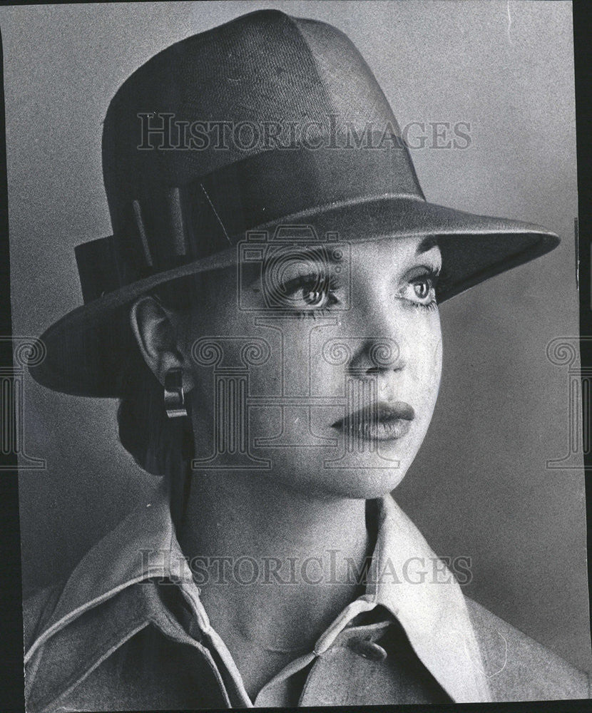 1973 Press Photo brimmed hat classic styles milliner Frank Olive designing Chand - Historic Images