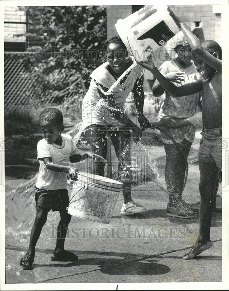 1988 Press Photo Moorehead Get Quick Relief Heat Thanks Tolbert West SplashParty - Historic Images