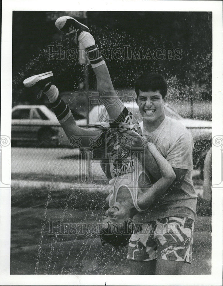 1989 Press Photo Ted Romano Chicago hold Friend Kristofer California Park Cool - Historic Images