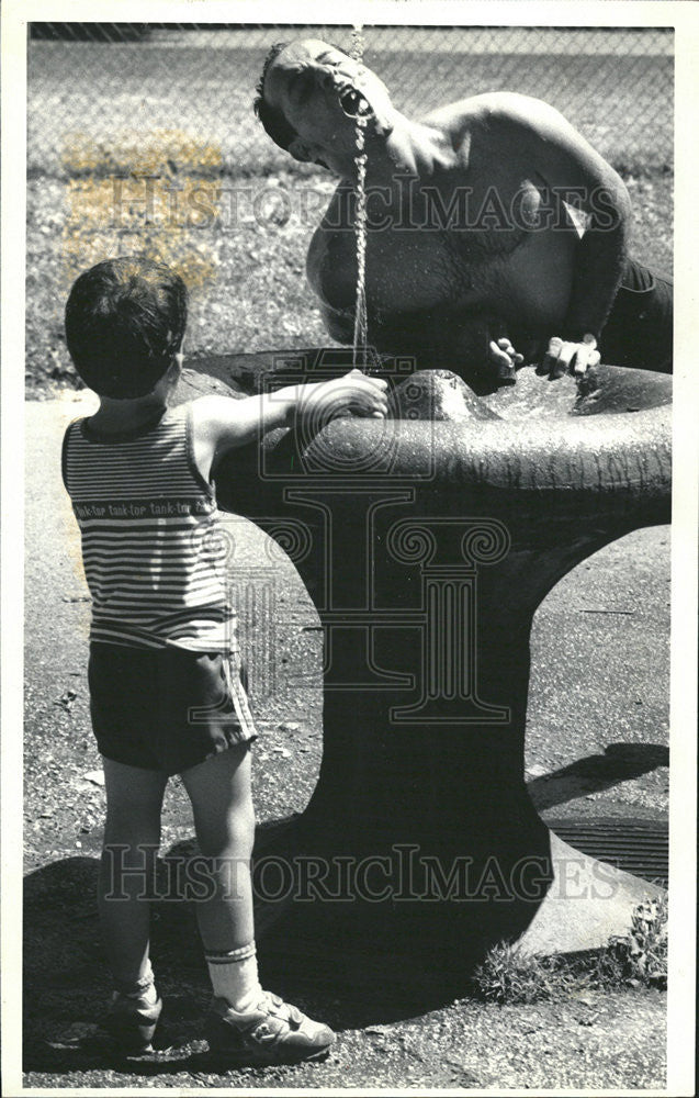 1987 Press Photo Oshur Yacoub Odisho father water fountain Lincoln Park Chicago - Historic Images