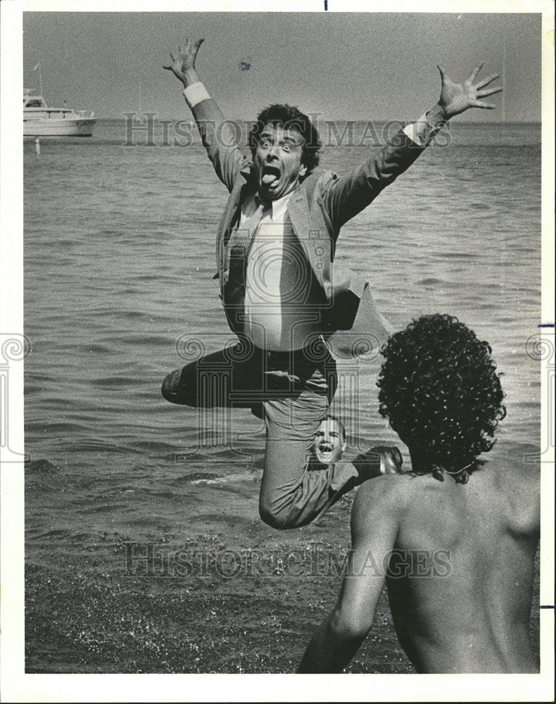 1986 Press Photo Heat Protester Rocklin Behringer African elephant Lake leap - Historic Images