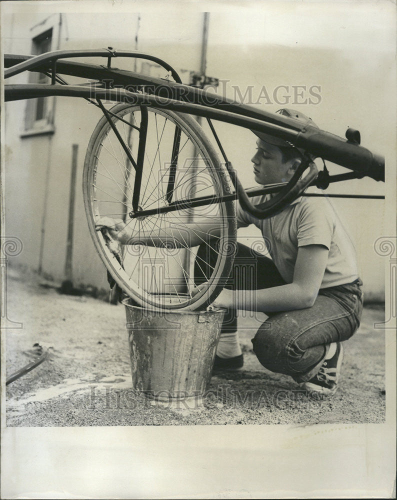 1962 Press Photo Frank Taylor Sportsman Park Trainer Track Bicycle - Historic Images