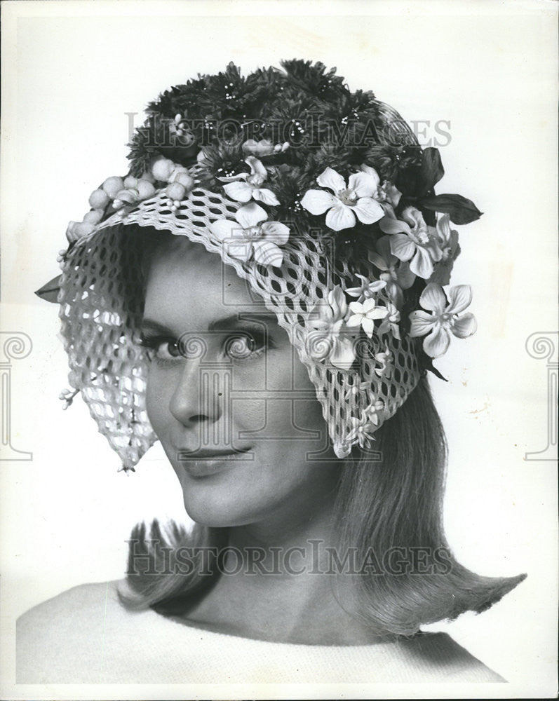 1965 Press Photo Lilly Dache white horsehair wreathed blue asters baby bonnet - Historic Images