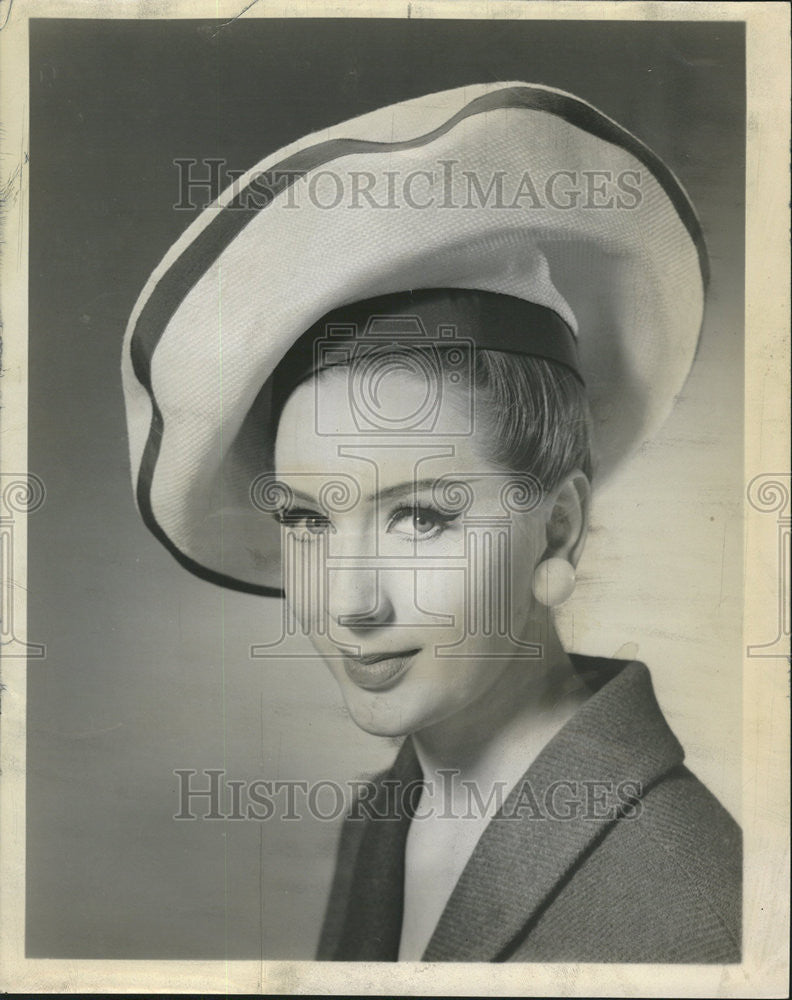 1962 Press Photo Rembrandt Sally Victors white straw cloth toque gray grosgrain - Historic Images