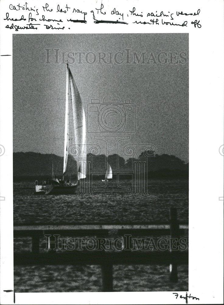 1987 Press Photo Edward Grim North Bound Boat sails Home last day Ramp - Historic Images