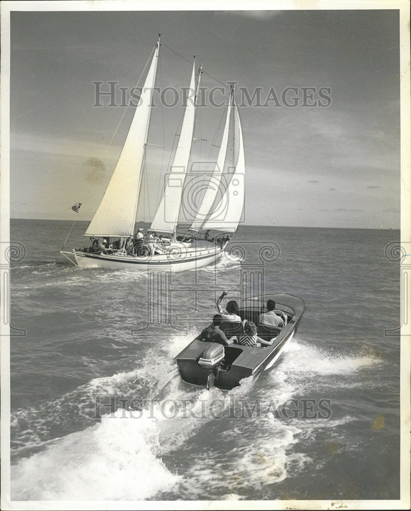 Press Photo Boating leisurely travelling boat powerboats sailboats man powered - Historic Images