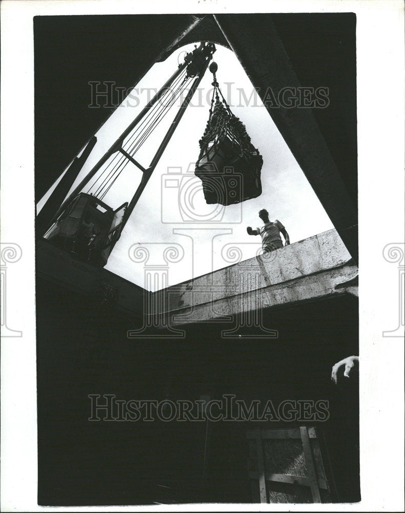 1989 Press Photo Dominican Republic Al Bennett Crane cargo hati medical cloth - Historic Images