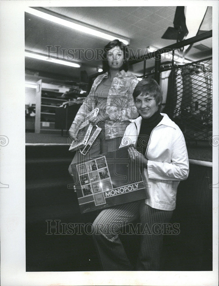 1974 Press Photo Ellen Sherline Janet Baron collect Games Bay pines Veterans - Historic Images