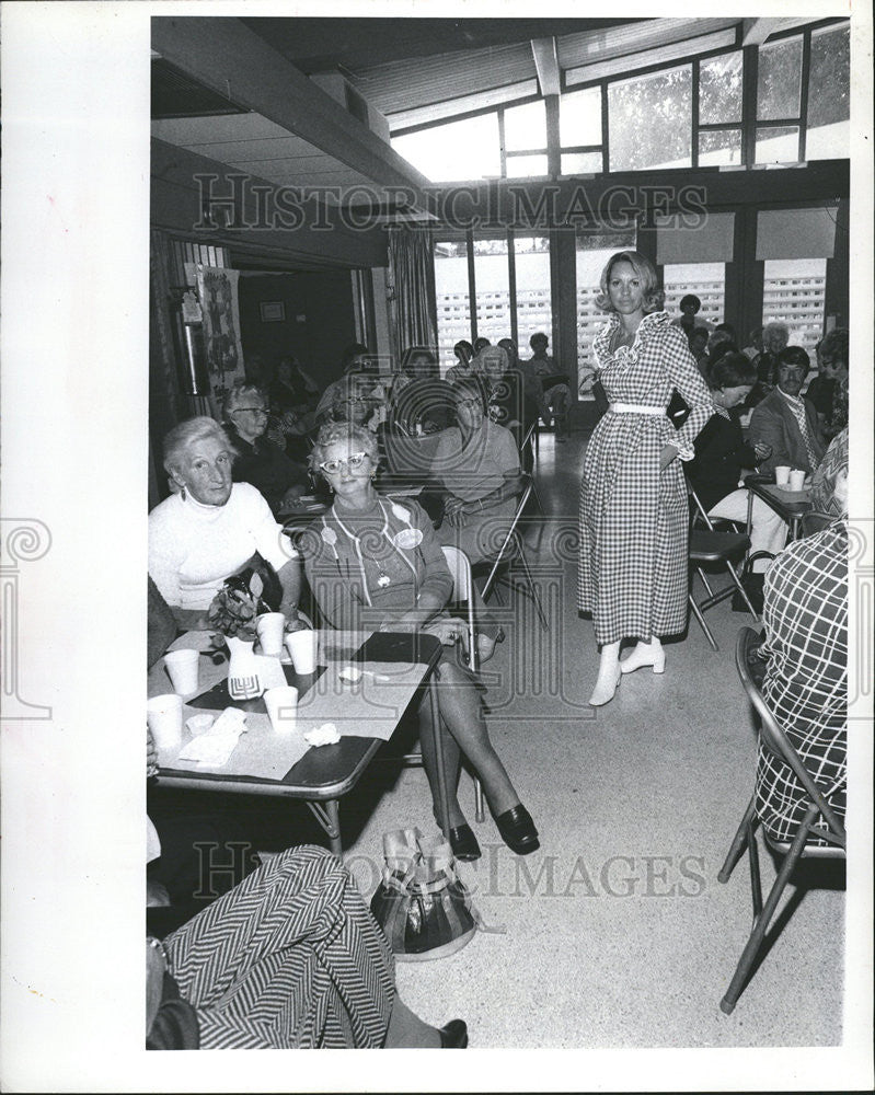 1972 Press Photo Bini Birth Photographer Weaver Tripp Restaurant - Historic Images