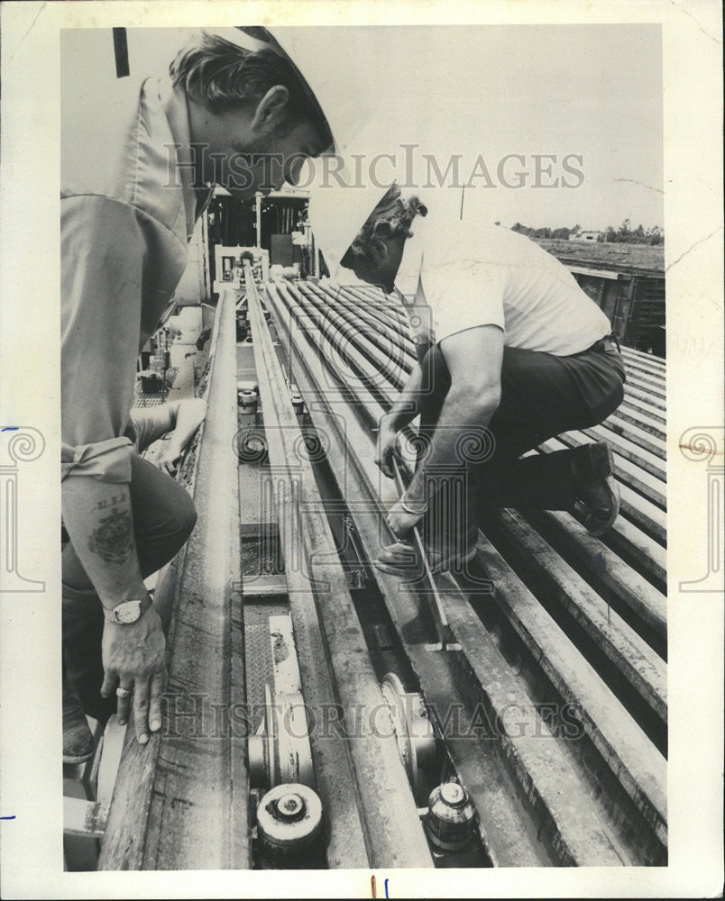 1976 Press Photo Chemetron Produce Continuous Weld Track Conrail Ohio Steel - Historic Images