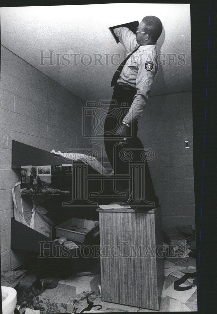 1972 Press Photo County Jail guard Sgt William Johnson John Perry Hole ceiling - Historic Images