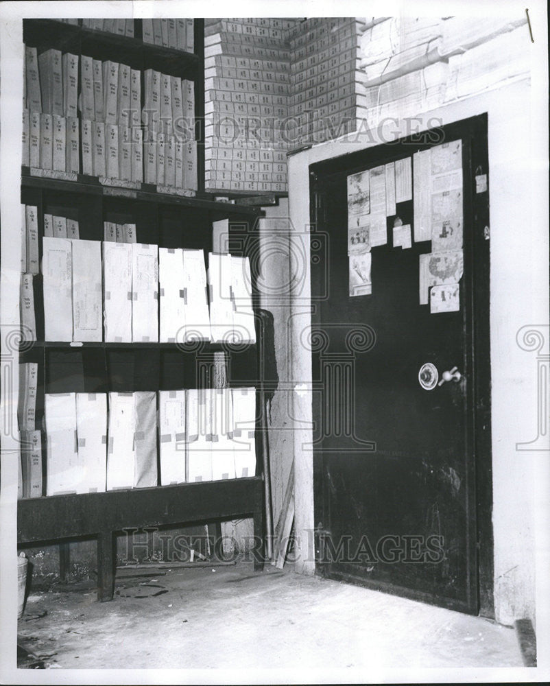 1957 Press Photo Vault in basement of County Building. - Historic Images