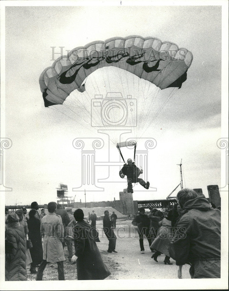 1985 Press Photo Parachute jumper gal spectator glasses Peter Coors Brewery - Historic Images