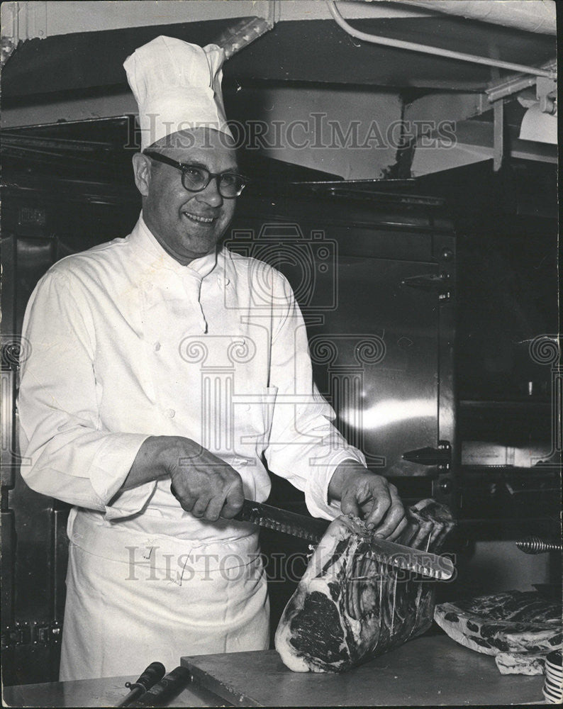 1967 Press Photo Bruno Kratovil Executive Chief  Hotel Ambassador Dishes Custmer - Historic Images