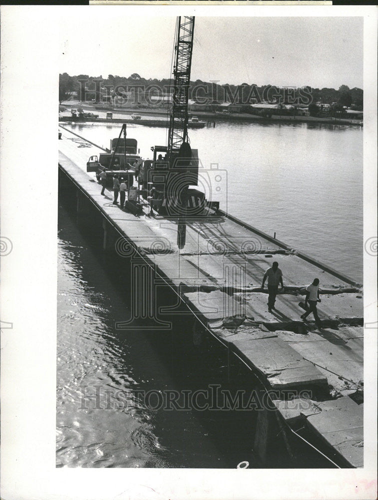 1972 Press Photo Old Siesta Bridge Drive Scott Construction Company  Demolition - Historic Images