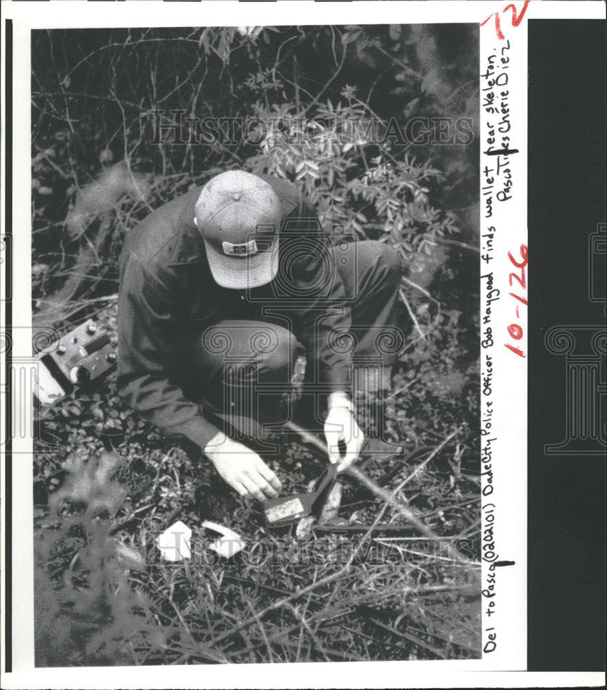 1981 Press Photo Dade City Policeman Bob Haygood Skeleton - Historic Images