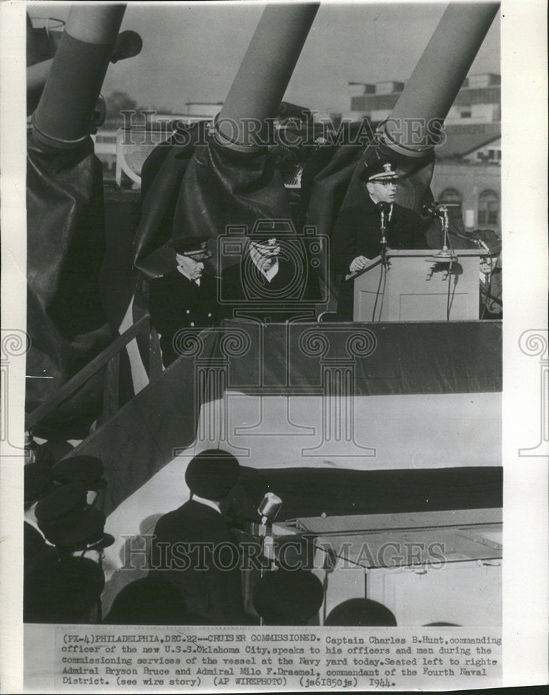 1944 Press Photo Captain Charles B. Hunt U.S.S. Oklahoma City Admiral Bruce - Historic Images