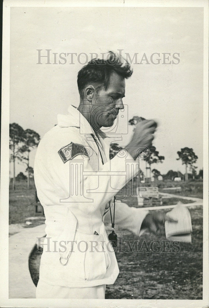 Press Photo Diminutive dynamite Skeeter Ogden field judge St Petersburg - Historic Images