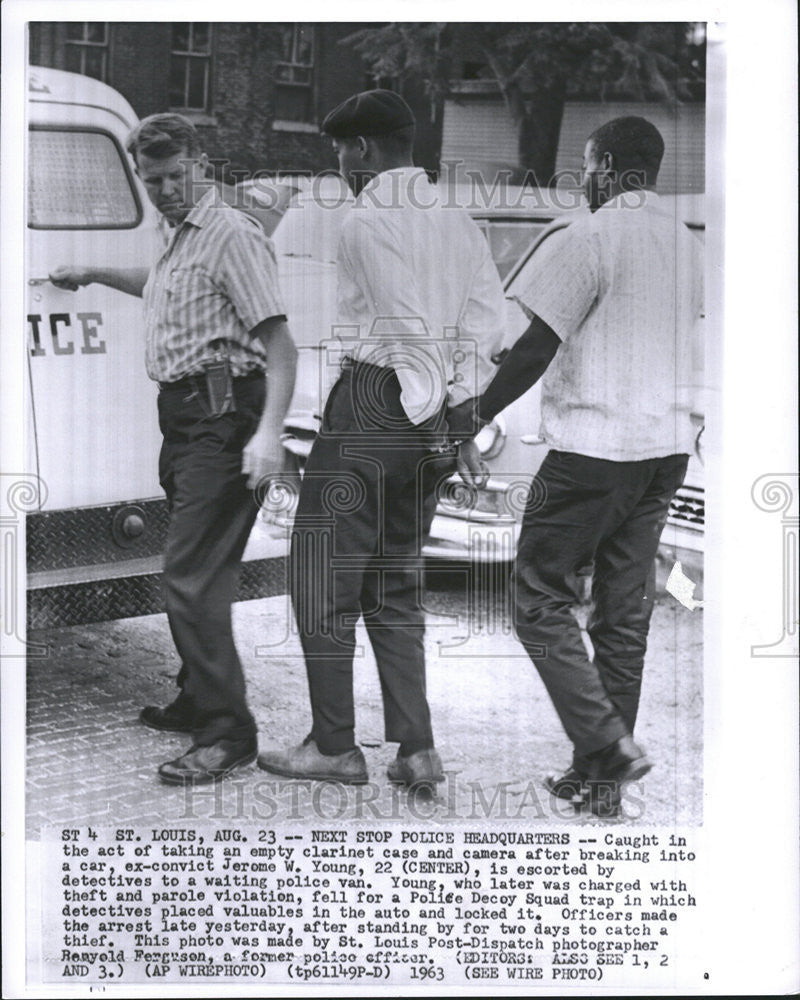 1963 Press Photo Caught Act Take Empty Clarinet Case Camera Break Car Louis - Historic Images