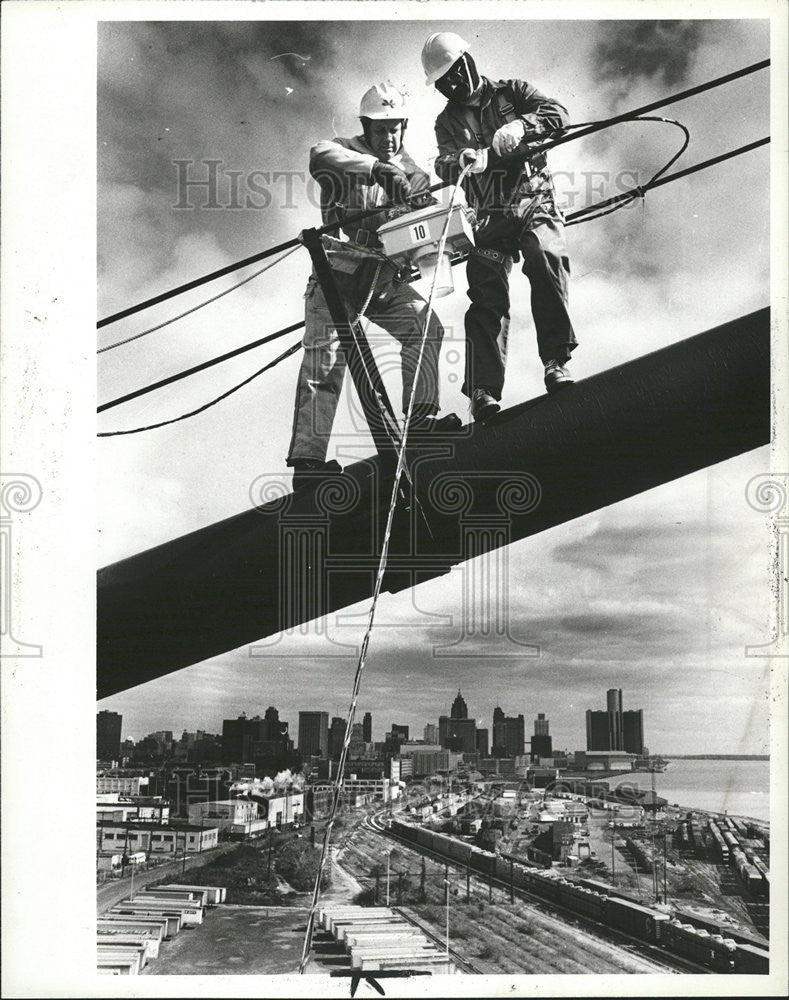 1981 Press Photo Bob Rowlands Walter Dick High Pressure Sodium Lamp Bridge - Historic Images