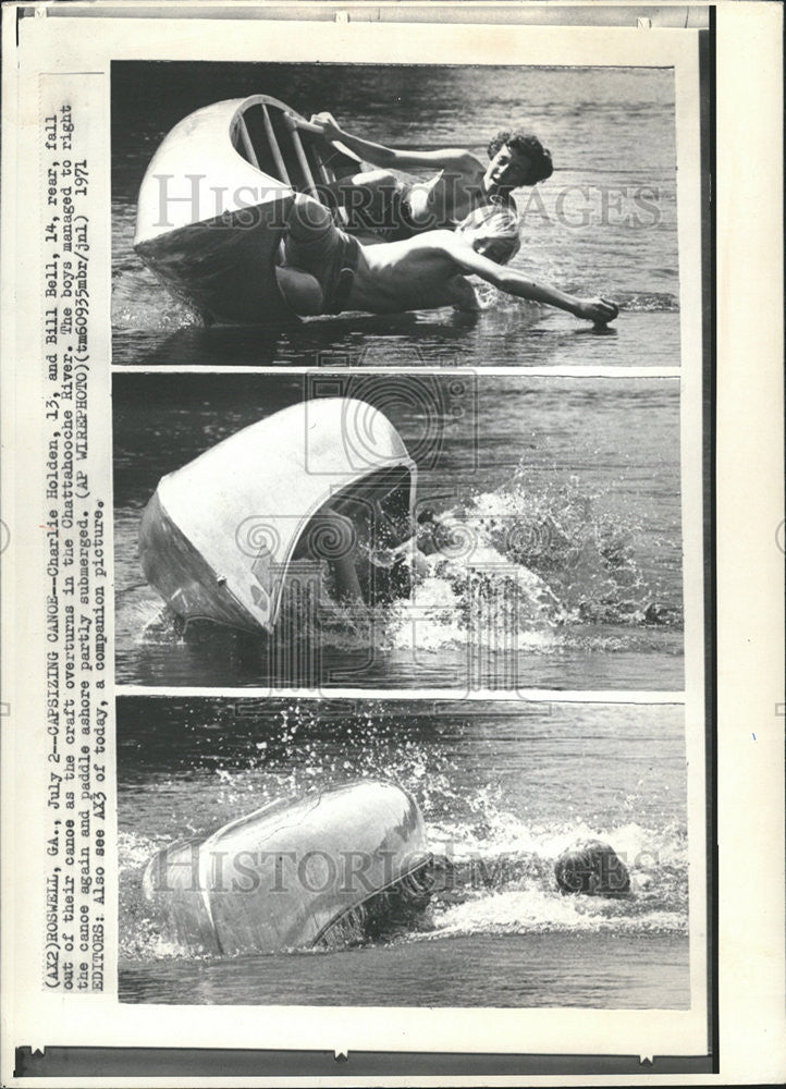 1971 Press Photo Canoe with two boys overturned in Chatthooche river. - Historic Images