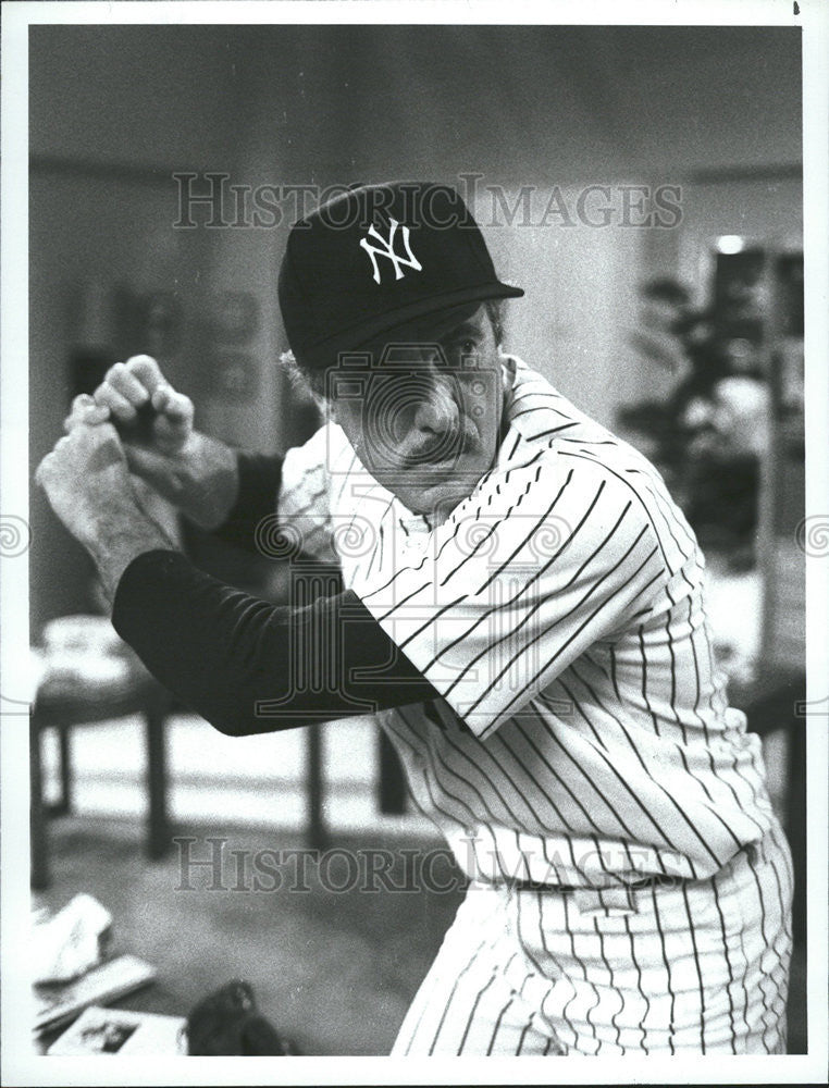 1984 Press Photo Egomania Bill Stage Elaborate Imaginary Ball Game Living Room - Historic Images