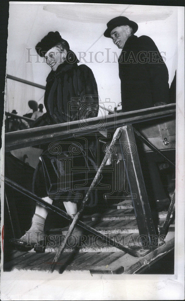 1946 Press Photo LORD ASTOR MAYOR  PLYMOUTH  WIFE US - Historic Images