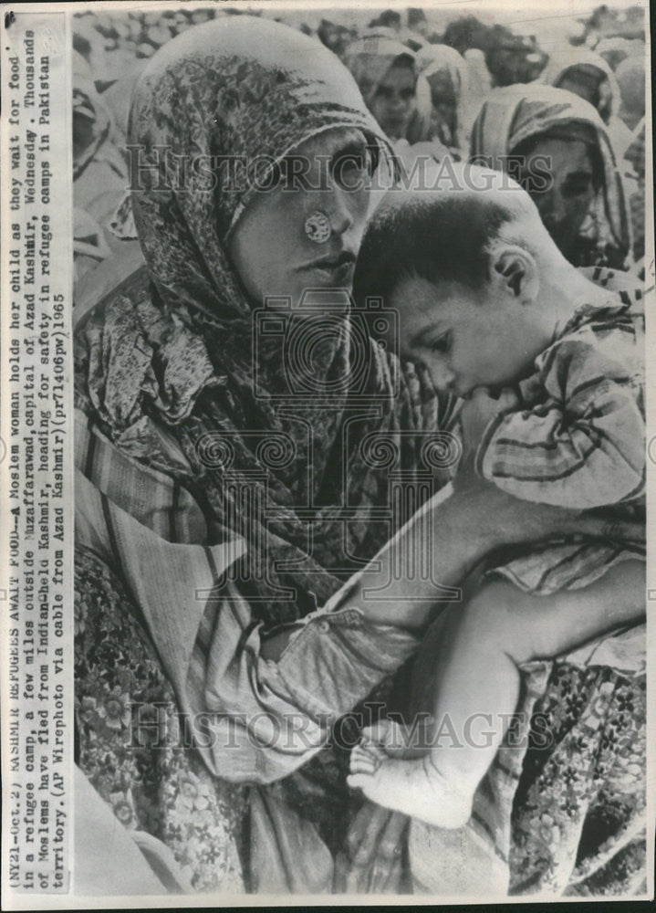 1985 Press Photo Moslem woman Muzaffarawad child refugee camp food mother - Historic Images