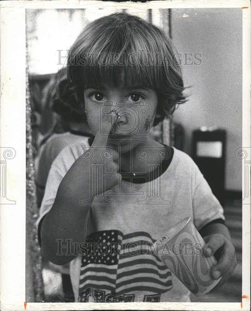 1974 Press Photo Billy Reynolds Stick Gooey Glitter Nose Chilton Chose Rim Glass - Historic Images