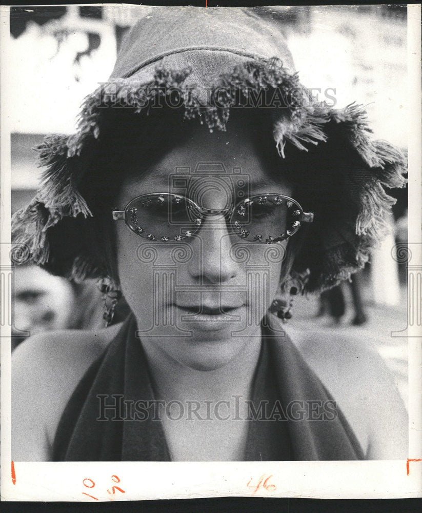 1974 Press Photo Billy Reynolds Stick Gooey Glitter Nose Mitzi Chilton Rim Glass - Historic Images