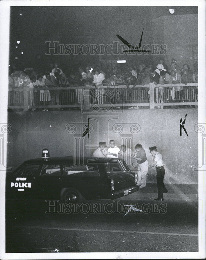 1966 Press Photo Lodge X way Hundred Person Watch Pie Wen Tones Bridge Police - Historic Images