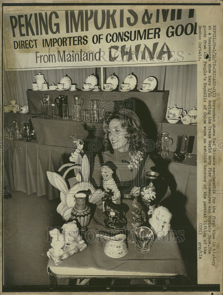 1972 Press Photo Jill Braverman Red Chinese merchandise Trans World Navy Pier - Historic Images